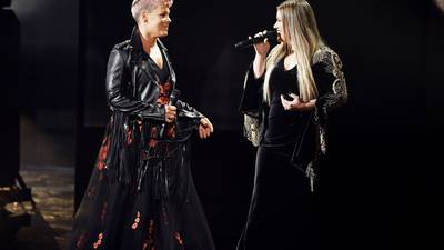 La emotiva presentación de Kelly Clarkson y Pink en los AMAs