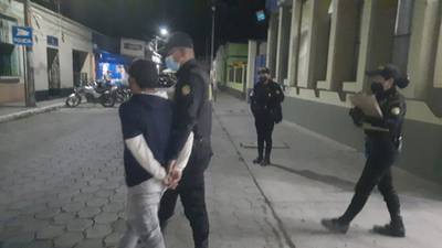Hombre es detenido por golpear con un machete a su mamá