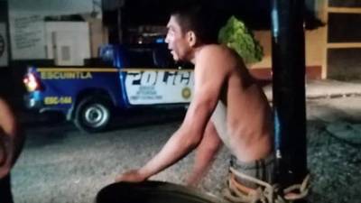 Supuesto pandillero de El Salvador es vapuleado y amarrado a poste en Escuintla