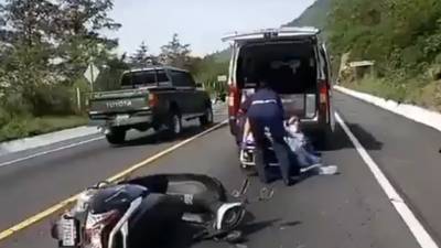 VIDEO. Motorista accidentado cae de camilla y reporte de comunicador se hace viral