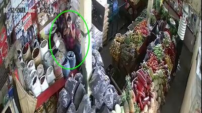 VIDEO. Mujer roba celular en puesto de mercado en Cobán