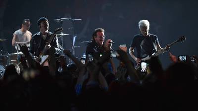 VIDEO. U2 dedica canción a Anthony Bourdain en el Apollo