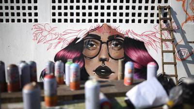 Realizan mural por campaña para poner fin a la violencia contra las mujeres