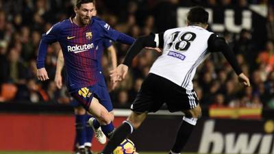 Valencia y Barça empatan en un emocionante y polémico partido