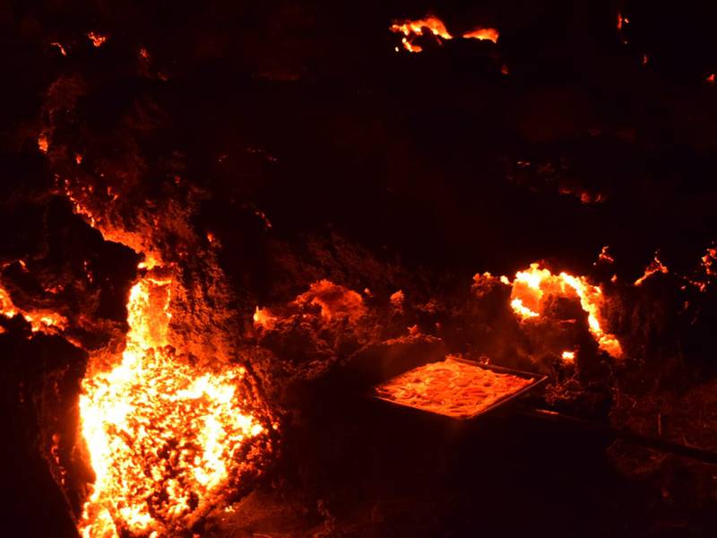 Salsa, queso y lava, la pizza cocinada al calor del volcán Pacaya