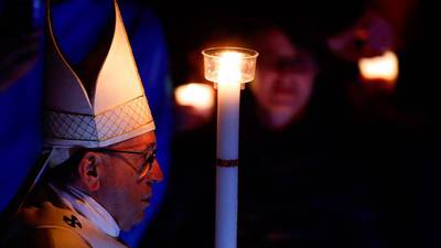 Papa Francisco celebra Vigilia Pascual con bautizo de nigeriano