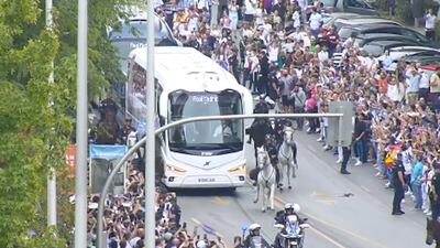 VIDEO. El espectacular recibimiento al autobús del Real Madrid previo al Clásico