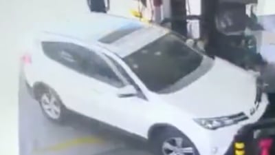 VIDEO. Conductora atropella a despachadores y choca contra bomba de gasolinera