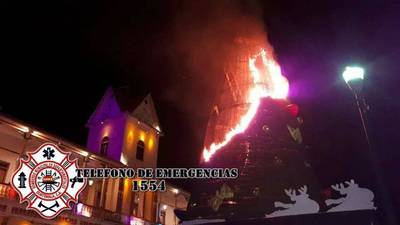 Se incendia árbol navideño del parque de San Pedro Sacatepéquez