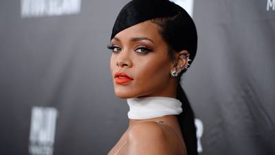Rihanna deja muy poco a la imaginación al lucir atrevida pose en lencería