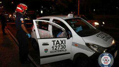 Ataque armado deja a taxista muerto y pasajera herida en zona 15