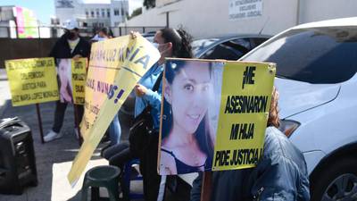 Familiares y amigos de Luz María protestan en Centro de Justicia de Delitos de Femicidio