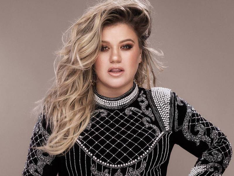 Kelly Clarkson lanza nuevo sencillo cantando en español