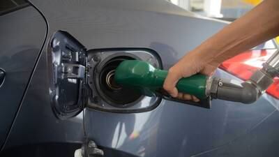 Los precios de la gasolina y combustibles reportan un descenso