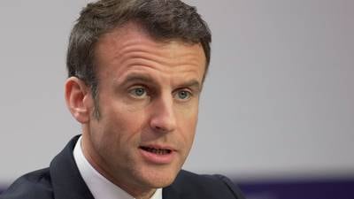 VIDEO: Abuchean a Macron tras impopular reforma de pensiones en Francia