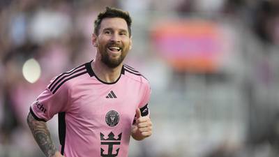 VIDEO. La eufórica reacción de un padre luego de que Messi le diera un pelotazo a su hija
