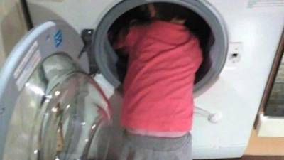 VIDEO. Policías rescatan a niño atorado en una lavadora