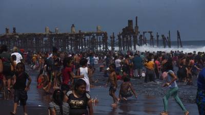 Veraneantes abarrotan más de 1.5 de playa del puerto San José