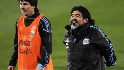 Messi le envía un emotivo mensaje a Maradona, quien se recupera de su operación