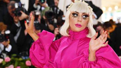 Lady Gaga se quita el vestido y queda en ropa interior en plena alfombra rosada