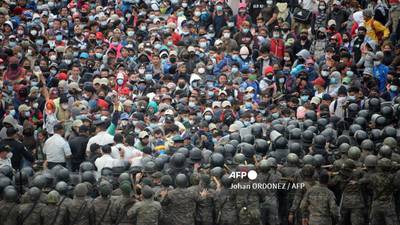 Honduras exhorta a Guatemala a investigar por represión a migrantes