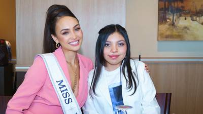 Miss Universo se pone y presume hermoso güipil de Guatemala