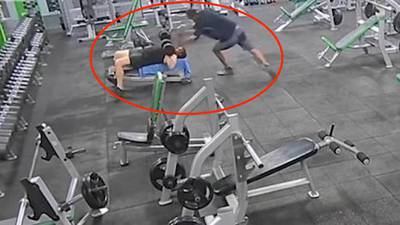 VIDEO: hombre lanza pesa de 40 libras en la cabeza de su “amigo" en el gimnasio