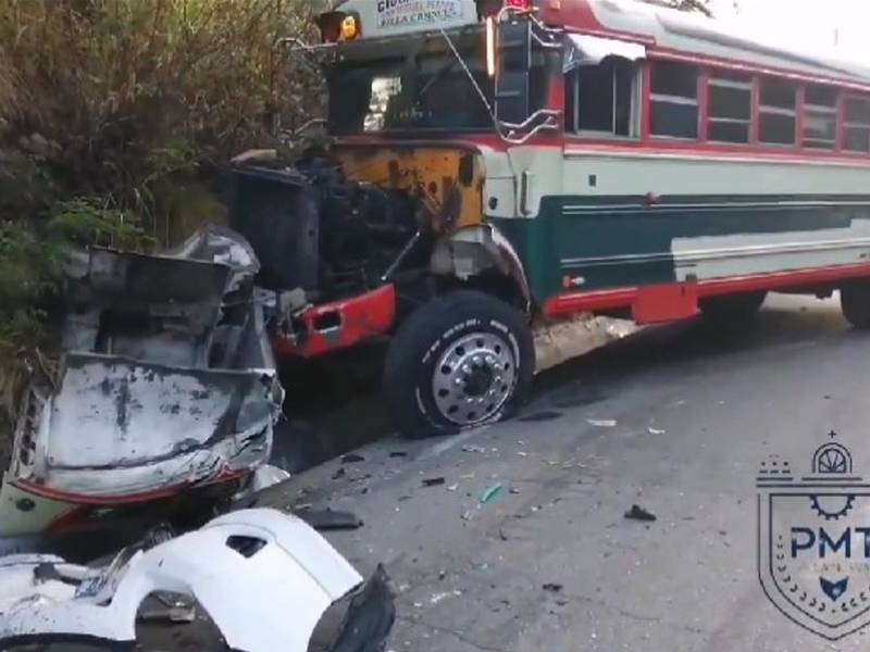 Accidente genera congestión vehicular en Villa Nueva