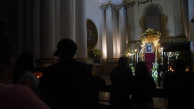 Católicos realizan visitas a los altares para venerar a Cristo Sacramentado