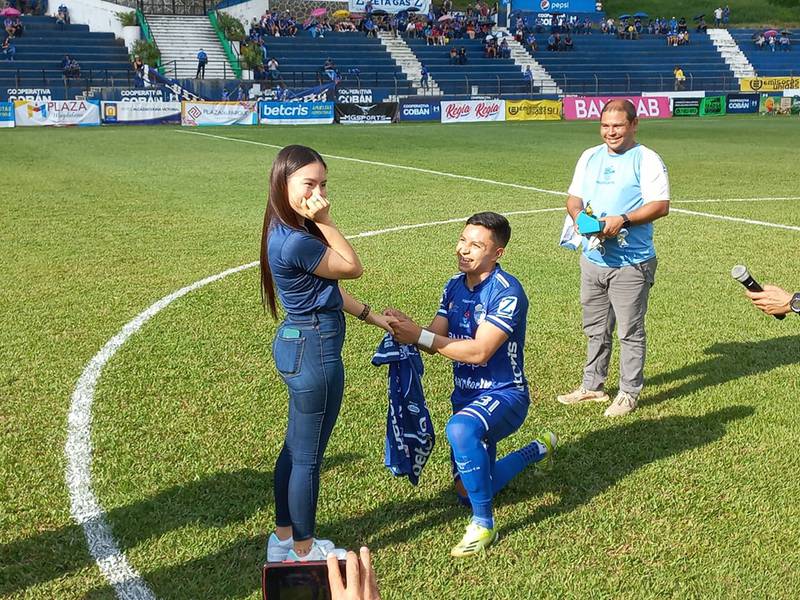 La emotiva propuesta de matrimonio de Calderón a su novia en el Estadio Verapaz