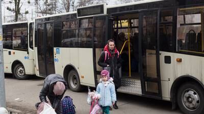 Organismos humanitarios batallan para llegar a ciudades asediadas de Ucrania