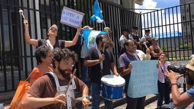 Mientras magistrados conocen antejuicios contra Morales; ciudadanos realizan plantón frente a CSJ