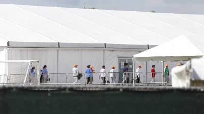 Corte de EE. UU. ordena liberar a niños migrantes debido al coronavirus
