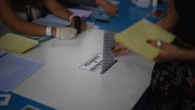 Personalidades deportivas acuden a los centros de votación