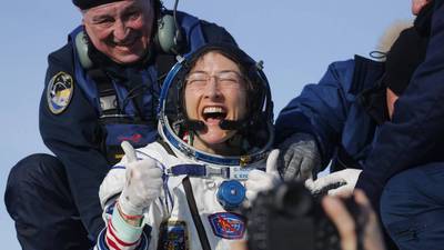 Astronauta mujer con récord de más tiempo en el espacio regresa a la Tierra