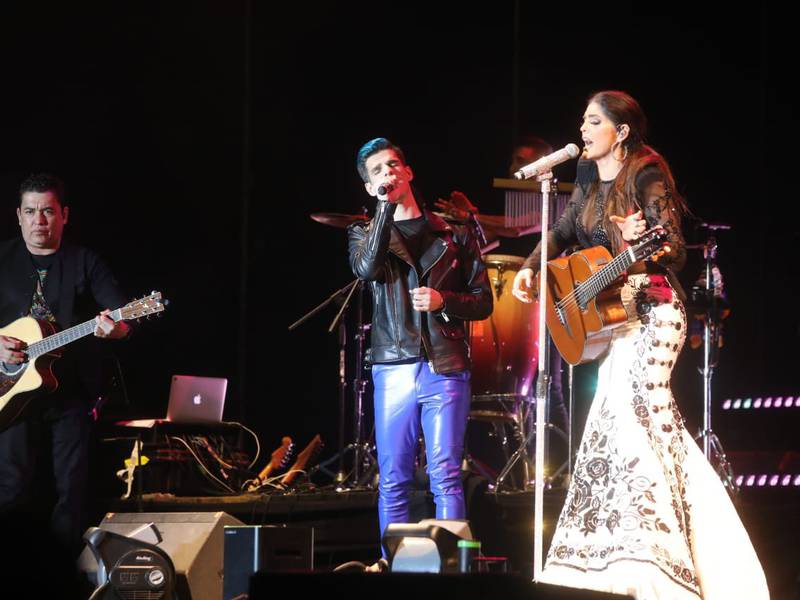 Ana Bárbara canta junto a Nelson Carreras en su concierto en Guatemala