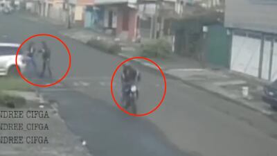 VIDEO. Joven se enfrenta a golpes con motoladrones en Mixco
