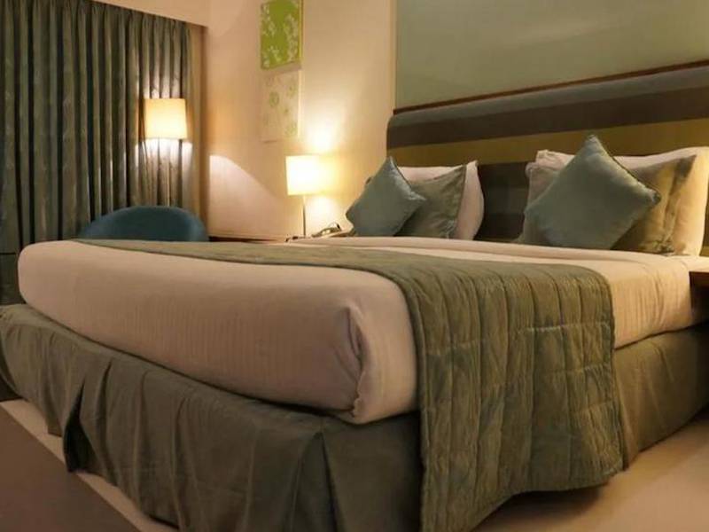 Turista demanda a hotel tras encontrar encontrar un cadáver debajo de su cama