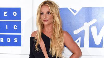 Britney Spears publica candentes fotos junto a su novio y su escote se lleva la atención