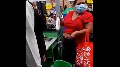 VIDEO. Mujer es sorprendida intentando robar productos en supermercado