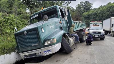 Camión atropella a trabajadores de COVIAL