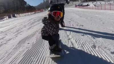 VIDEO | Bebé china de 11 meses causa sensación con su tabla de snowboard