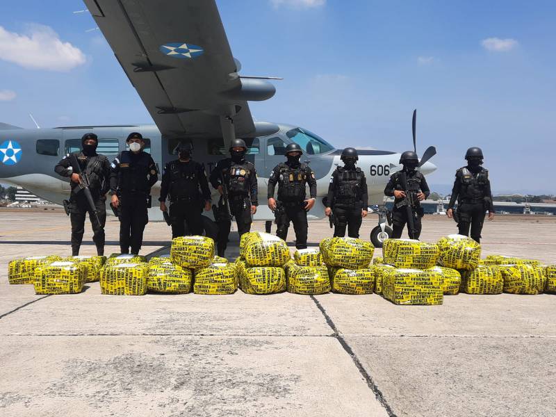 Incautan 932 kilos de droga tras caída de aeronave