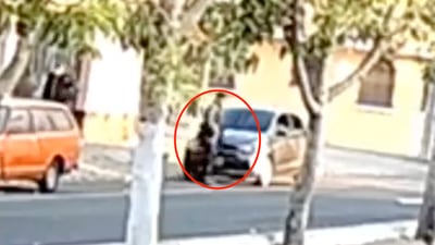 VIDEO. Automovilista asalta a peatón en la colonia Carabanchel
