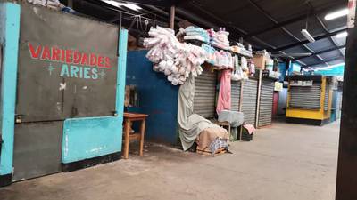 Comerciantes cierran sus locales en el mercado de Villalobos por extorsiones