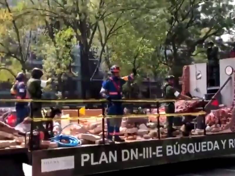 VIDEO. Mano que saluda entre los escombros durante desfile genera polémica en México