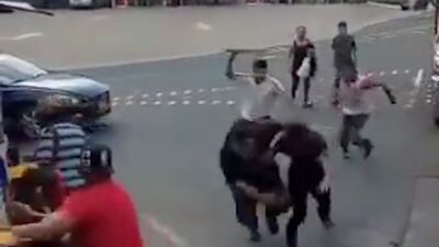 VIDEO. Brutal pelea entre ayudantes y pilotos de buses en carretera a El Salvador