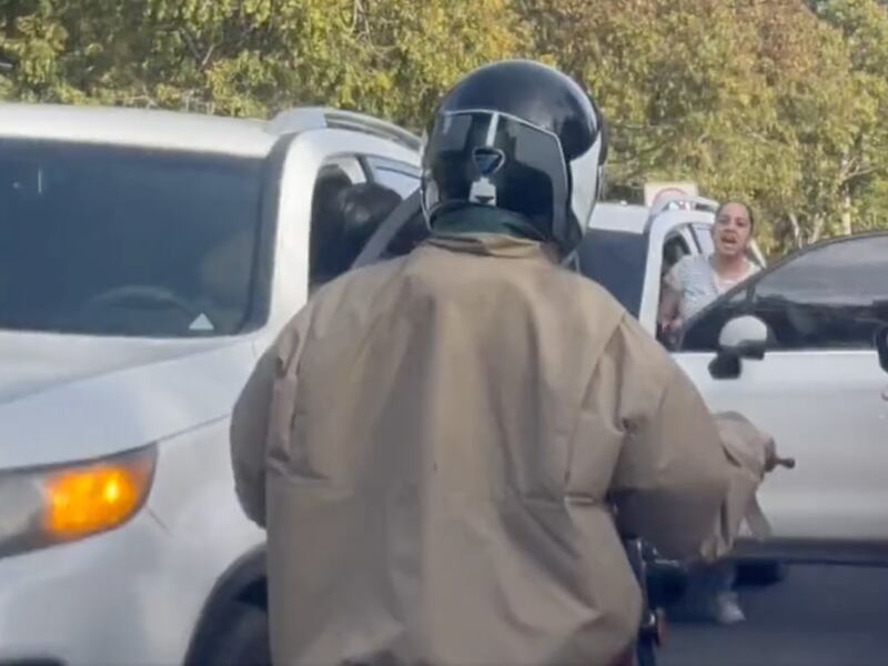 VIDEO. Motorista se convierte en protagonista de pelea entre mujeres