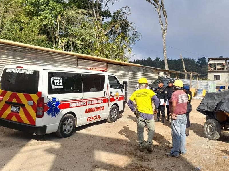Bomberos rescatan a padre e hijo tras quedar soterrados en Santa Catarina Pinula