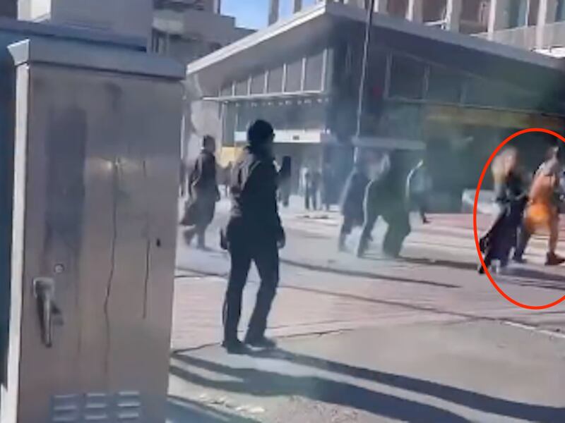 VIDEO. Captan a hombre en llamas corriendo en la vía pública